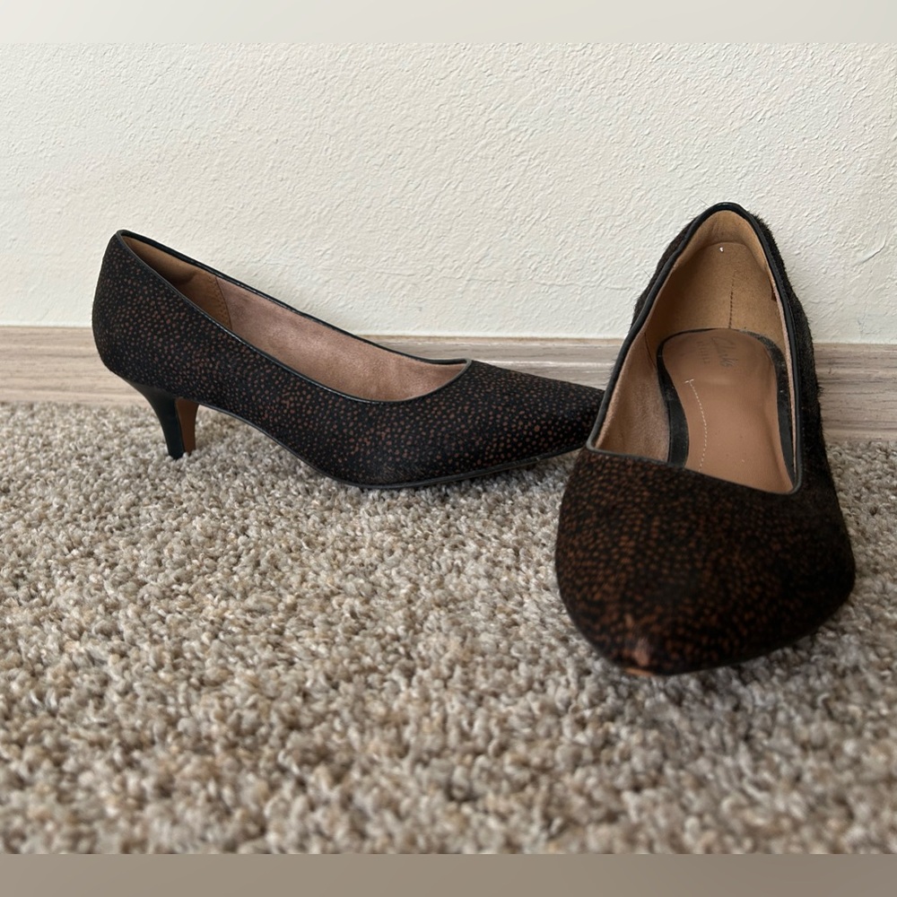 Clarks Artisan Size 8 Brown Black Calf Hair Dot Pattern Pointed Toe Kitty Heels